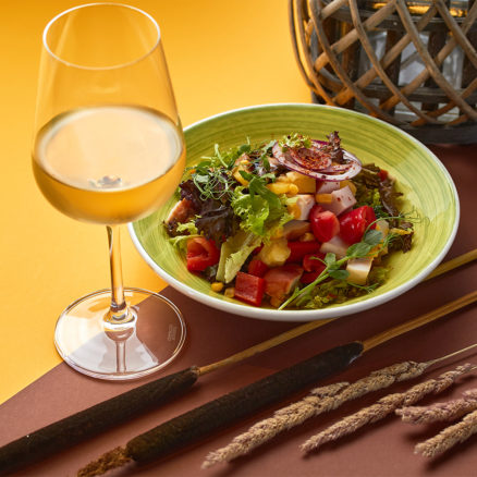 Салат з копченою куркою та ананасом