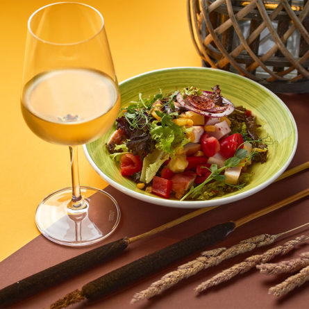 Салат з копченою куркою та ананасом
